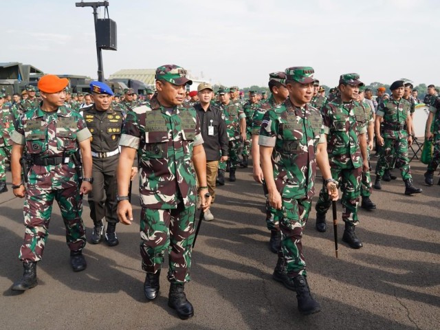 Pangdam Jaya Dampingi Panglima TNI Tinjau Pasukan dan Alutsista