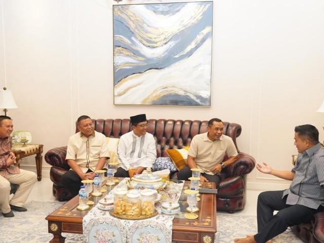 Wujudkan Makna Lebaran, Pangdam Jaya Bersilaturahmi ke Kediaman Kapolda Metro Jaya
