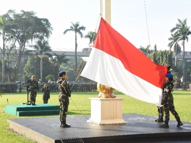 Derap Langkah Kowad Kodam Jaya Warnai Upacara Hari Senin