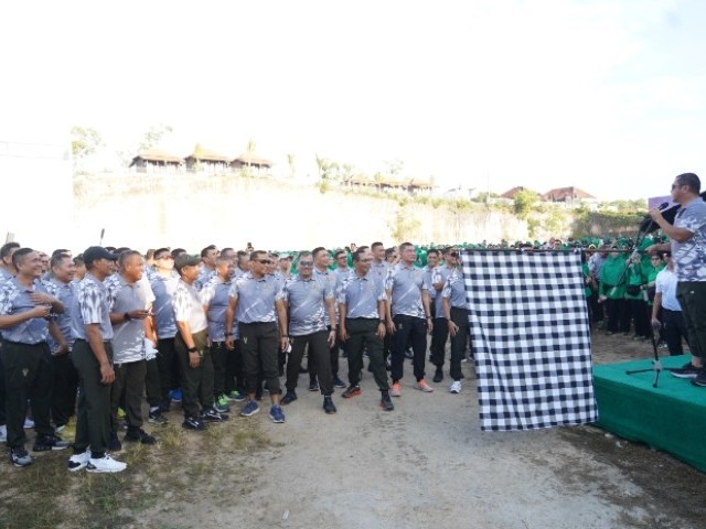 Jalan Sehat, Pangdam Jaya Menghadiri Rangkaian Kegiatan Penutupan Apel Komandan Satuan TNI AD TA. 2024