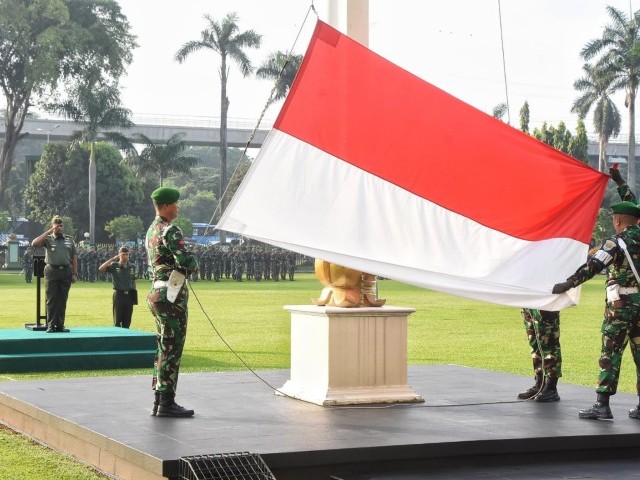 Tegakkan Disiplin Prajurit dan PNS, Kodam Jaya Ikuti Upacara Bendera