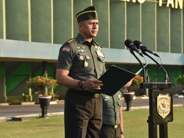 Kabintaljarahdam Jaya Inspektur Upacara Pada Pelaksanaan Upacara Bendera di Makodam Jaya