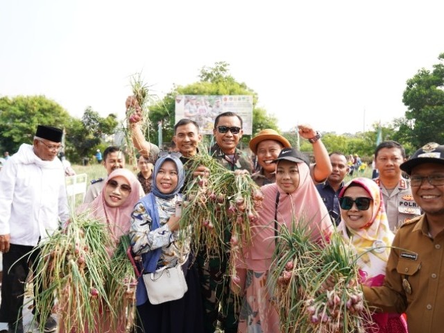 Mall Pesona Depok Panen Raya Bawang Merah dan Tanam Cabe Perdana bersama Pangdam Jaya