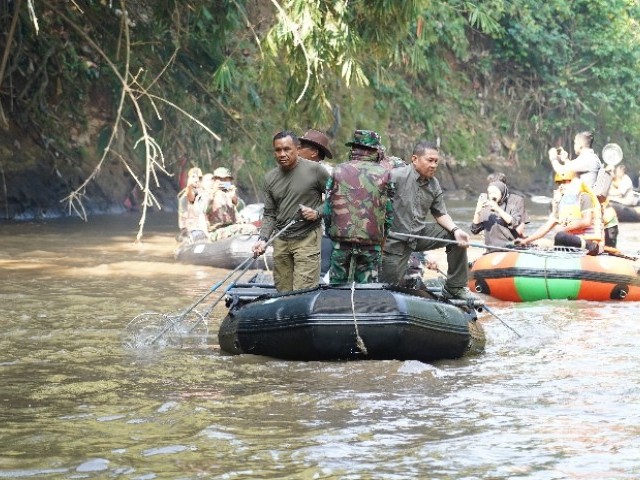 Kodam Jaya dan Kostrad Gelar Aksi Ciliwung Bersih Dan Penanaman Pohon