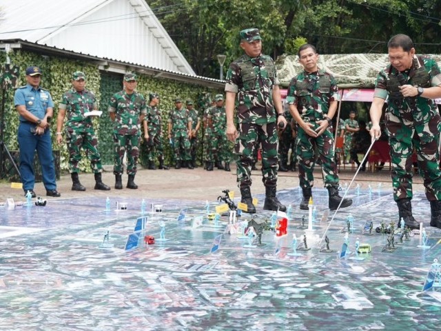 Pangdam Jaya Menerima Kunjungan Kasum TNI di Posko HUT TNI ke 79