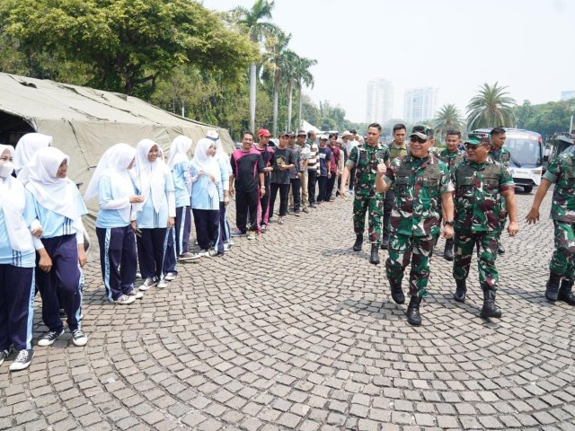 Pangdam Jaya Meninjau Gelaran Pesta Rakyat dalam rangka HUT Ke-79 TNI