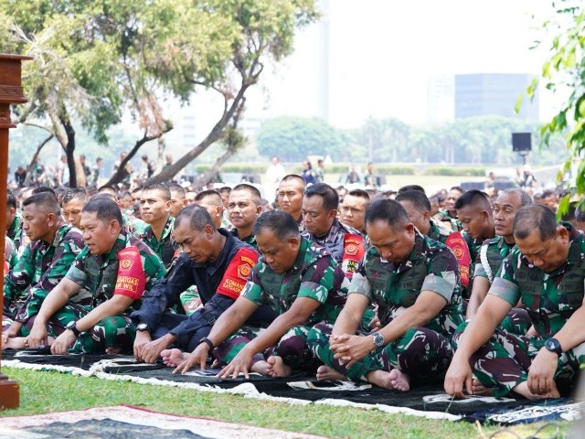 Pangdam Jaya dan Panglima TNI Sholat Jum'at Berjamaah Bersama Prajurit PAM VVIP di Monas
