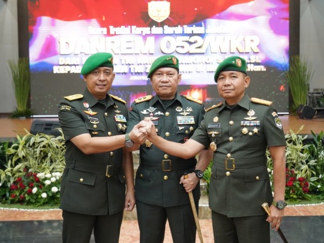 Pangdam Jaya Serahkan Estafet Kepemimpinan Korem 052/Wkr