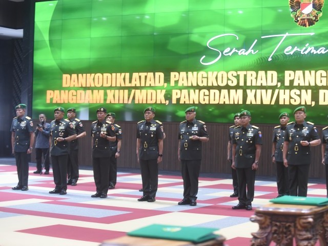 Pangdam Jaya/Jayakarta Menghadiri Sertijab Pangkostrad dan Tujuh Pejabat TNI AD