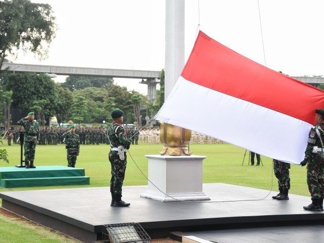 Selaku Inspektur Upacara, Kapoksahli Pangdam Jaya Pimpin Upacara 17an di Makodam Jaya