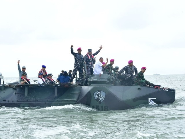 Pangdam Jaya Tinjau Pembongkaran Pagar Laut di Pesisir Tangerang
