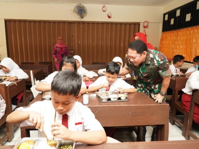 Pangdam Jaya Pastikan Program Makan Bergizi Gratis Mendukung Kesejahteraan Anak Sekolah
