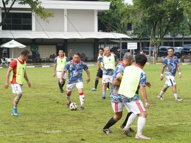Sinergitas TNI-Polri : Kodam Jaya dan Polda Metro Jaya Main Sepakbola Bareng