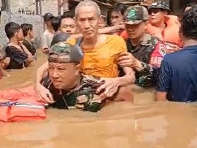 Gerak Cepat Kodam Jaya Bantu Evakuasi Warga Yang Terdampak Banjir