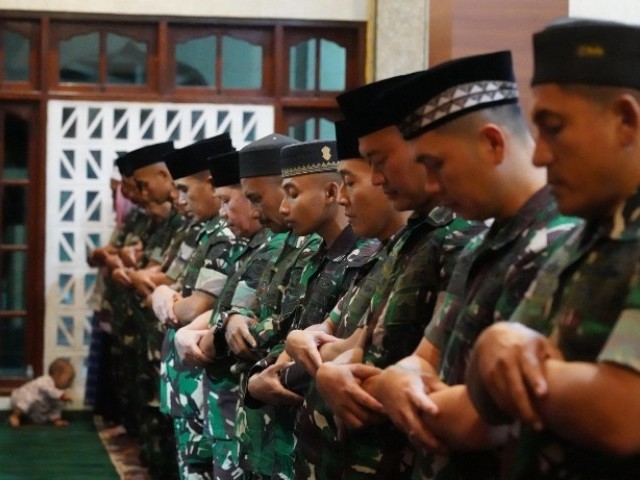Sholat Tarawih Berjamaah, Pangdam Jaya Ajak Prajurit Perkuat Keimanan