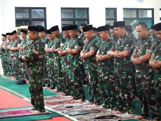 Kebersamaan yang Menyejukkan, Pangdam Jaya dan Prajurit Bersujud dalam Sholat Tarawih