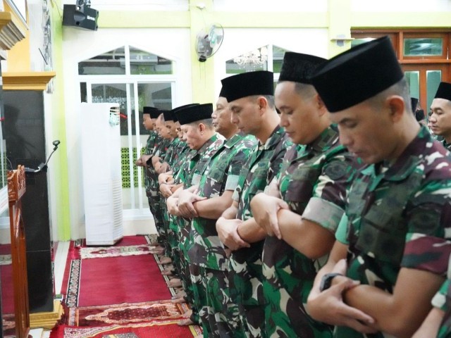 Pangdam Jaya Shalat Tarawih Bersama Prajurit di Yonzipur-11/DW