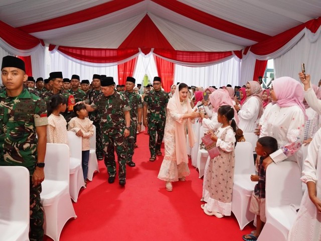 Pangdam Jaya beserta Istri Membangun Kedekatan dan Kasih Sayang Antar Keluarga Prajurit
