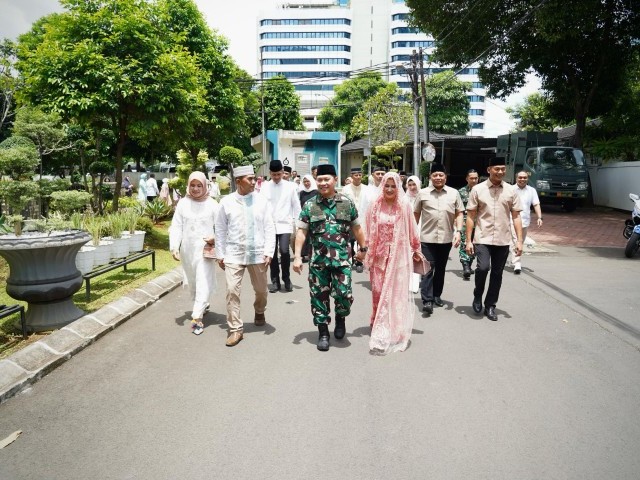 Pangdam Jaya dan Ketua Persit KCK Daerah Jaya Rayakan Idul Fitri Bersama Pejabat TNI, Polri dan Pemerintah Daerah