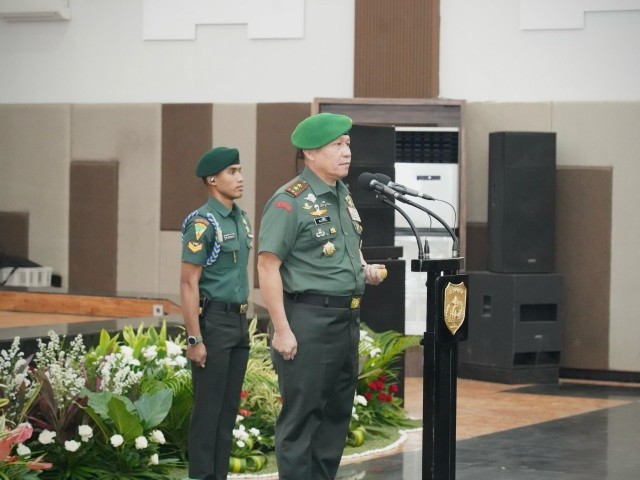 Pangdam Jaya Pimpin Upacara Korps Raport Kenaikan Pangkat Perwira Menengah Kodam Jaya Periode 1 April 2025