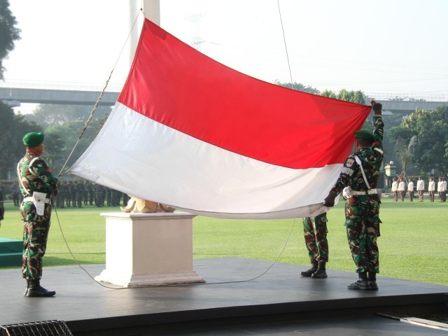 Tingkatkan Jiwa Nasionalisme Prajurit dan PNS Kodam Jaya Melaksanakan Upacara Bendera