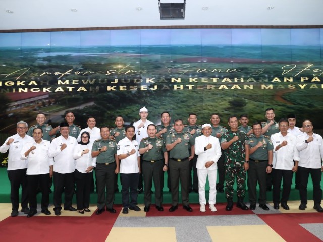 Perkuat Sinergitas Pembangunan Wilayah, Pangdam Jaya Hadiri Penandatanganan Komitmen TNI AD Bersama Pemda se-Jawa Barat