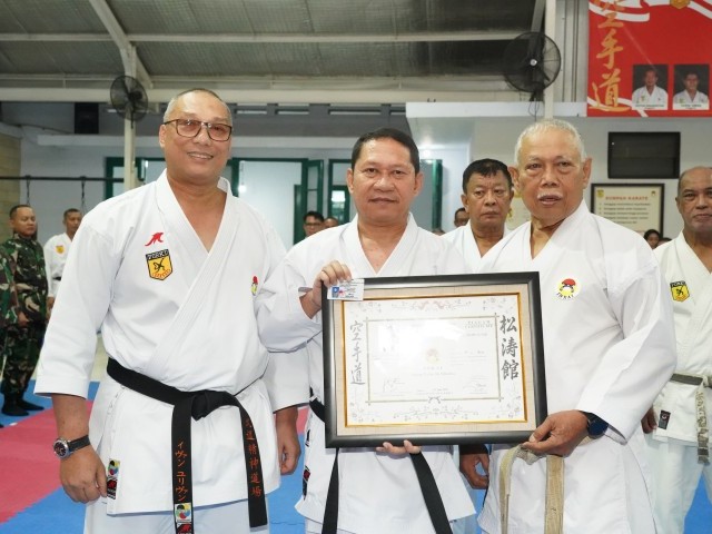 Pangdam Jaya Terima Penyematan Sabuk Kehormatan Karate