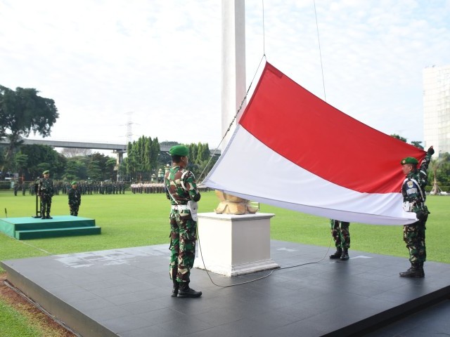 Tegakkan Disiplin Prajurit dan PNS Kodam Jaya Ikuti Upacara Bendera