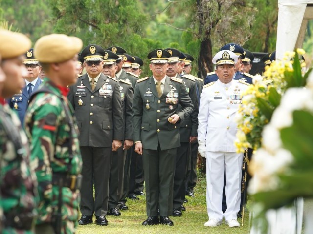 Pangdam Jaya Hadiri Pemakaman Mayjen TNI Robertus Donatus Ndona di TMPN Kalibata