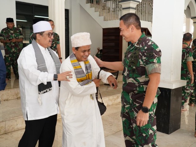 Membangun Kebersamaan, Pangdam Jaya Gelar Jumat Berkah