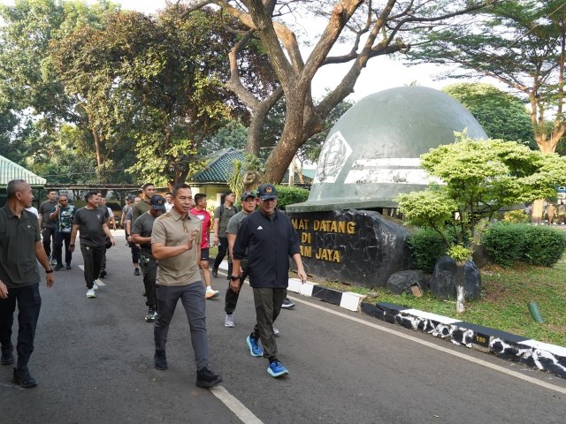 Pangdam Jaya Olahraga Bersama dan Tinjau Langsung Fasilitas Serta Proses Pendidikan di Rindam Jaya