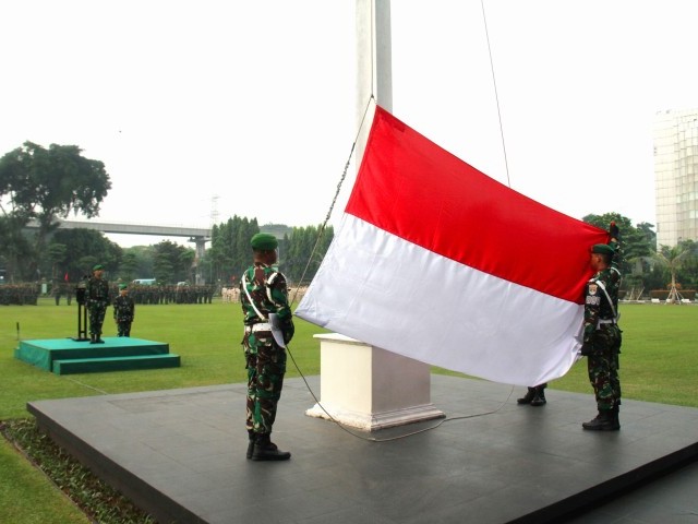 Wujudkan Disiplin, Prajurit dan PNS Kodam Jaya Laksanakan Upacara Bendera