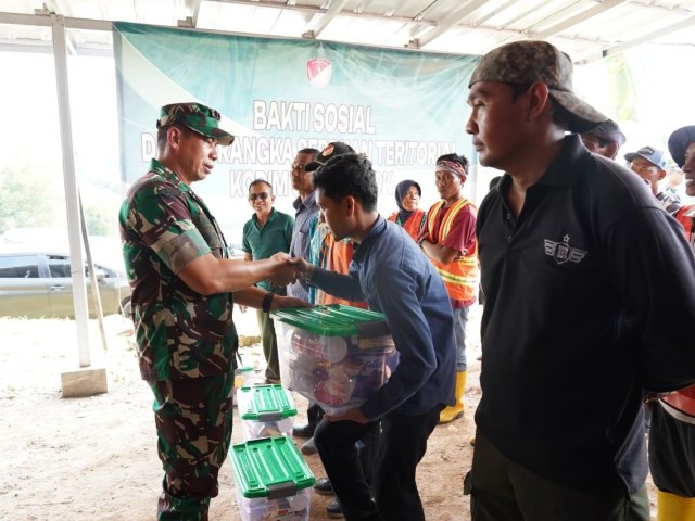 Pangdam Jaya Serahkan Bantuan Kepada Petani Dalam Kunjungan ke Komplek Lahan BLBI Depok