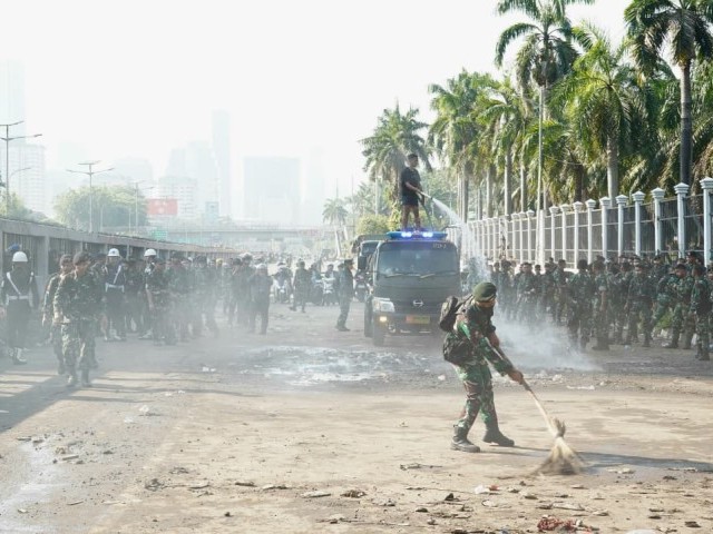 Aksi Gerak Cepat Prajurit Kodam Jaya Bersihkan Jalur Umum Strategis Untuk Kenyamanan Warga