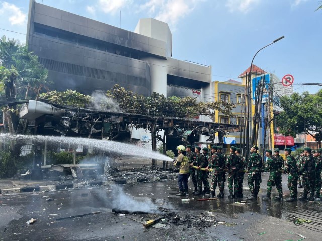 Serentak, Aksi Bersih sampah dan Fasilitas Umum Pasca Demo oleh Prajurit Kodam Jaya