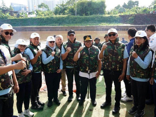 Dalam Rangka Hari Bakti KemenPU ke-80, Pangdam Jaya Ikuti Kegiatan Susur Sungai Ciliwung