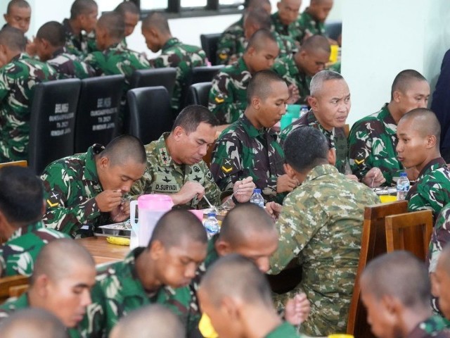 Bangun Semangat Prajurit, Pangdam Jaya Makan Siang Bersama Siswa Secaba Rindam Jaya