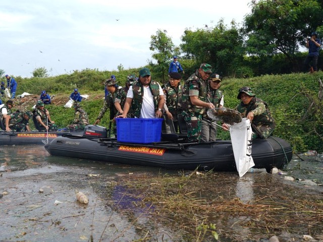Karya Bakti Serentak Bersih-Bersih Waduk dan Sungai “Jaga Jakarta” Dalam Rangka HUT ke-76 Kodam Jaya